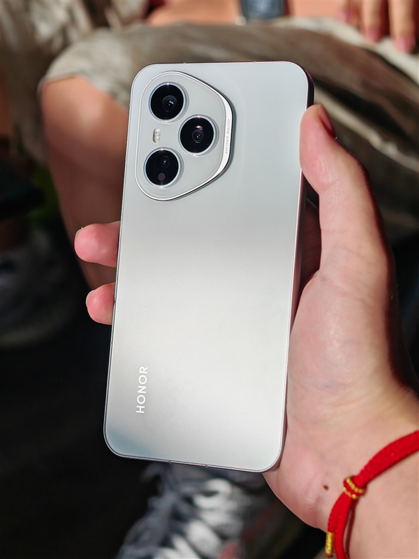 荣耀400 Pro真机首曝：荣耀手机颜王