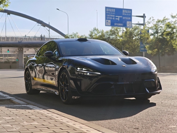 王腾喜提爱车：碳纤维双风道版小米SU7 Ultra！网友直呼巨帅 4.2万选配没白花