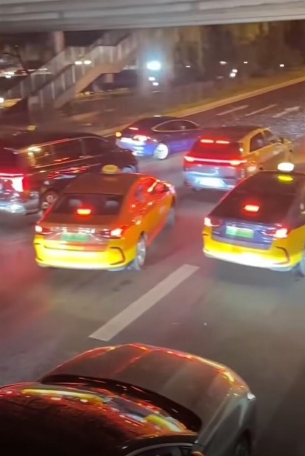 桥下躲冰雹致堵车该不该担责 律师解读