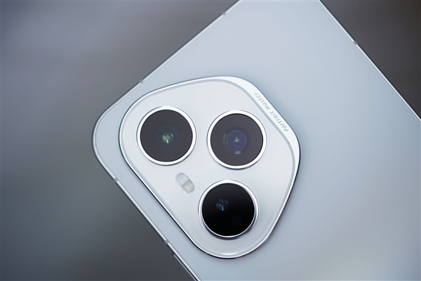 旷野舷窗镜头很独特！荣耀400 PRO揽月银图赏