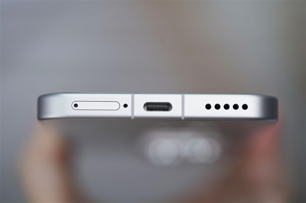 旷野舷窗镜头很独特！荣耀400 PRO揽月银图赏