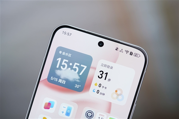 旷野舷窗镜头很独特！荣耀400 PRO揽月银图赏