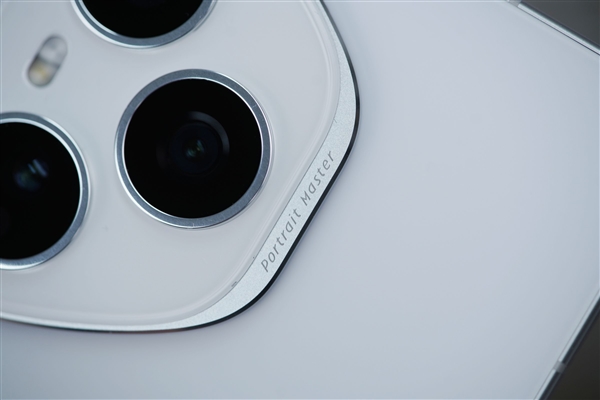 旷野舷窗镜头很独特！荣耀400 PRO揽月银图赏