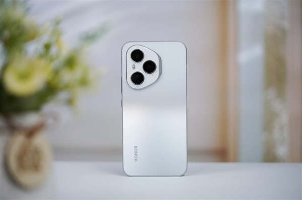 旷野舷窗镜头很独特！荣耀400 PRO揽月银图赏