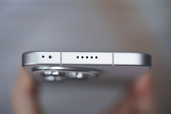 旷野舷窗镜头很独特！荣耀400 PRO揽月银图赏