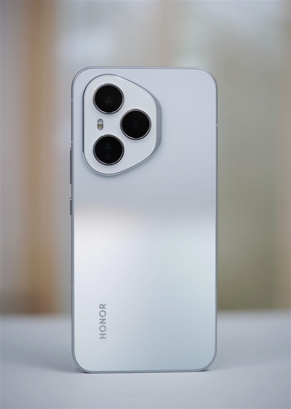 旷野舷窗镜头很独特！荣耀400 PRO揽月银图赏