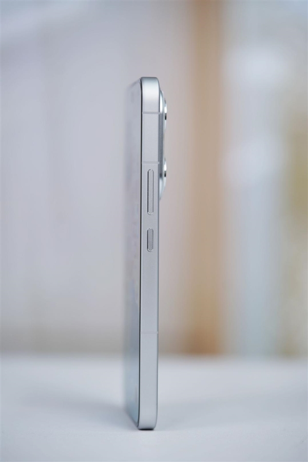 旷野舷窗镜头很独特！荣耀400 PRO揽月银图赏