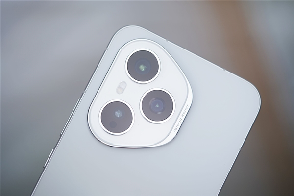 旷野舷窗镜头很独特！荣耀400 PRO揽月银图赏