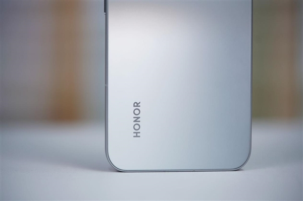 旷野舷窗镜头很独特！荣耀400 PRO揽月银图赏