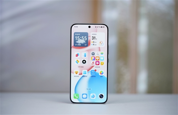 旷野舷窗镜头很独特！荣耀400 PRO揽月银图赏