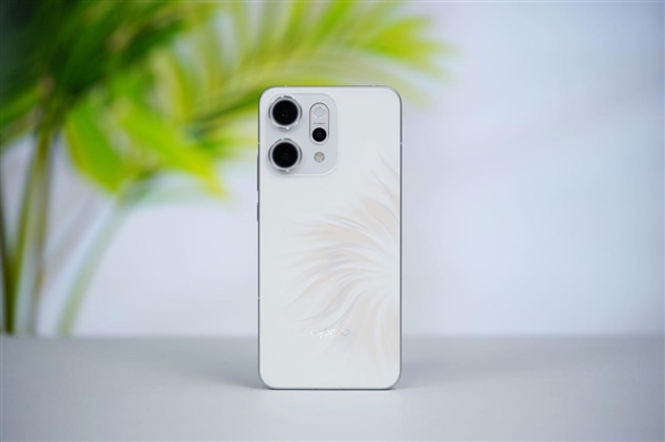 幻彩鱼尾吸睛！OPPO Reno14 Pro人鱼姬图赏