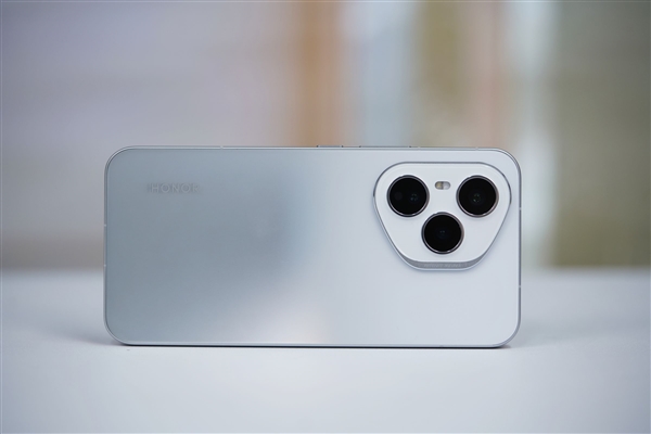 旷野舷窗镜头很独特！荣耀400 PRO揽月银图赏