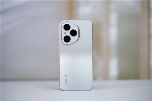 旷野舷窗镜头很独特！荣耀400 PRO揽月银图赏