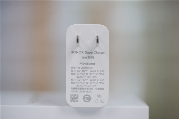 旷野舷窗镜头很独特！荣耀400 PRO揽月银图赏