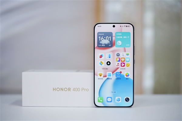 旷野舷窗镜头很独特！荣耀400 PRO揽月银图赏