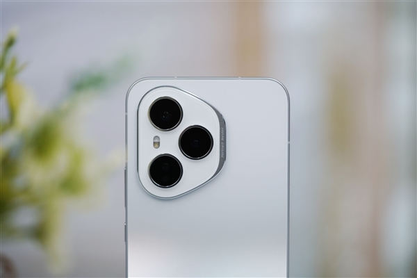 旷野舷窗镜头很独特！荣耀400 PRO揽月银图赏