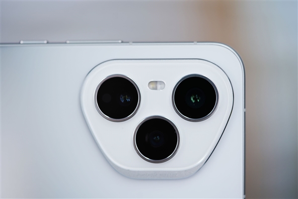 旷野舷窗镜头很独特！荣耀400 PRO揽月银图赏