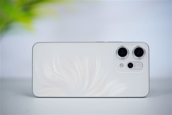 幻彩鱼尾吸睛！OPPO Reno14 Pro人鱼姬图赏