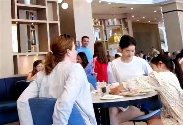 网友在马耳他偶遇刘强东夫妇 牵手逛街很恩爱  打扮显眼被认出