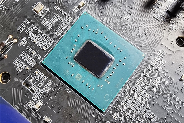 违者最高20年监禁！美国全球封锁华为昇腾芯片：中国企业用自己国产芯片管不着