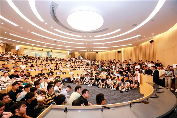 余承东在南方科技大学开课：已有2万余个鸿蒙原生应用和元服务上架