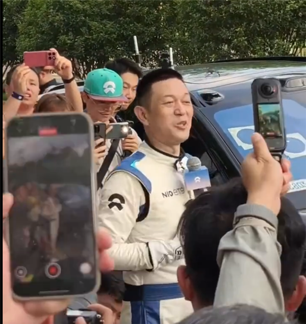 李斌又亲自上了！驾驶蔚来ES6进行轮爆胎测试 时速120km/h