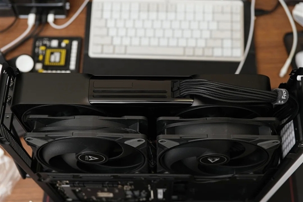 96GB显存要9万元！RTX PRO 6000专业卡首测：只比5090快了区区9％