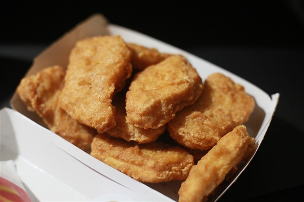 曝正新鸡排鸡腿生蛆 当地市监局回应：正在调查