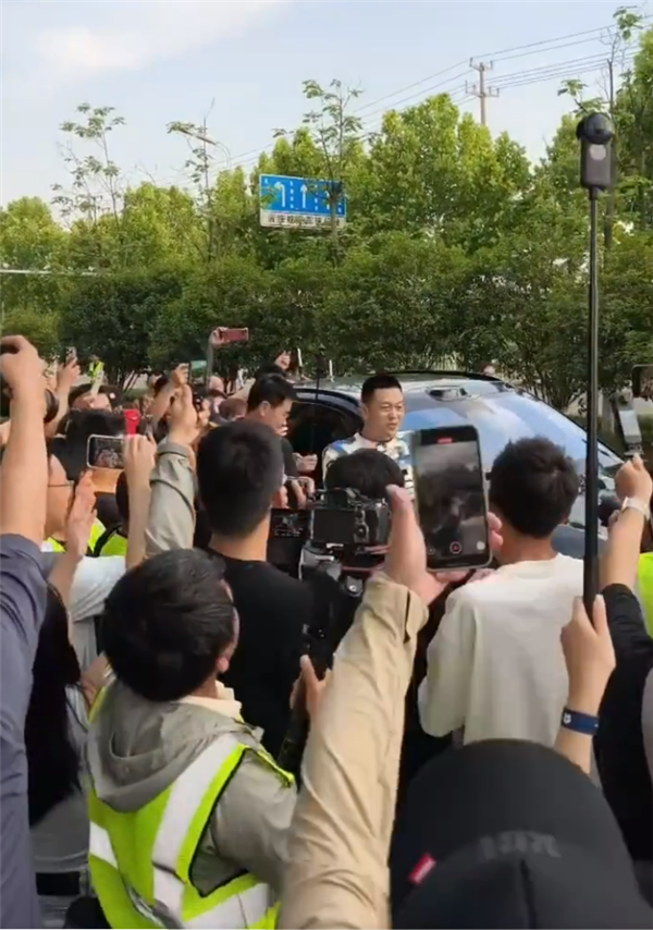 李斌又亲自上了！驾驶蔚来ES6进行轮爆胎测试 时速120km/h