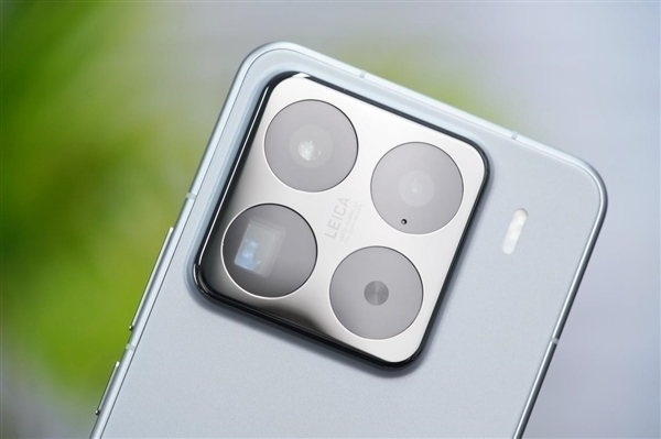 林斌换上小米15S Pro：首发搭载自研SoC玄戒O1！