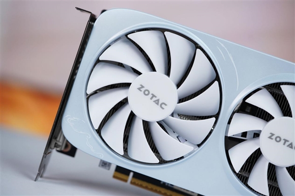 温润如玉！索泰RTX 5060月白显卡图赏