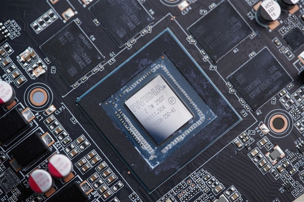 珠光变彩鲜明活泼！索泰RTX 5060 XGAMING OC显卡图赏