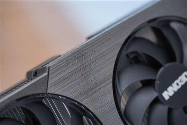 小巧双槽设计 映众RTX 5060曜夜显卡图赏