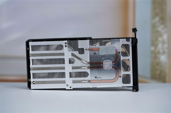 小巧双槽设计 映众RTX 5060曜夜显卡图赏