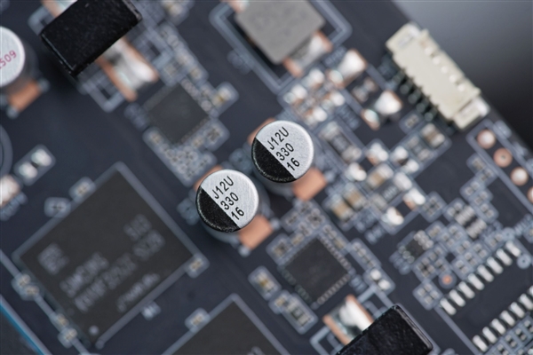 温润如玉！索泰RTX 5060月白显卡图赏