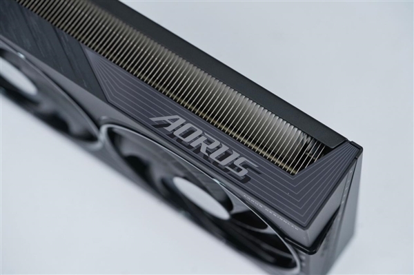 技嘉新甜点卡！小雕AORUS RTX 5060 ELITE 8GB显卡图赏