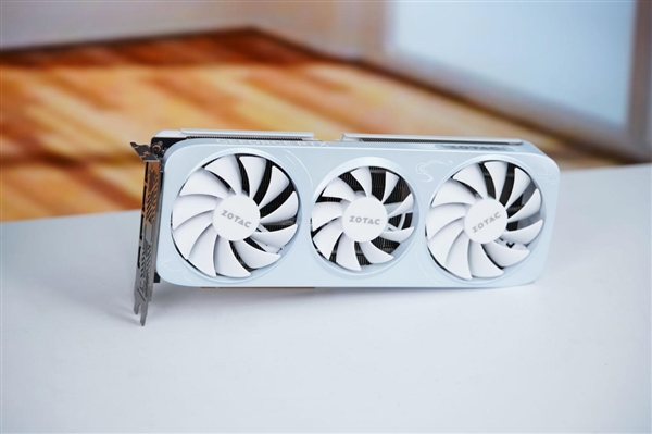 温润如玉！索泰RTX 5060月白显卡图赏