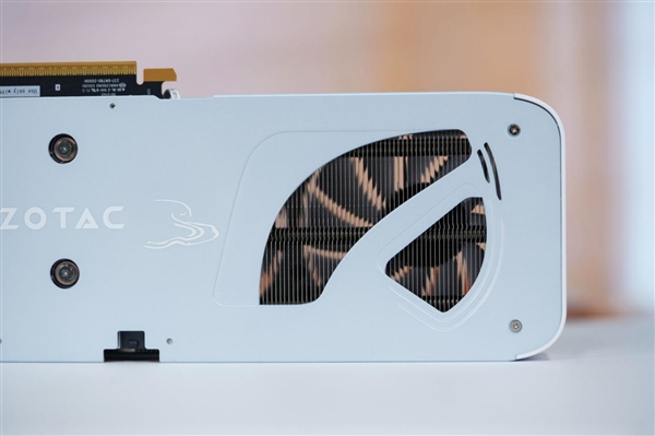 温润如玉！索泰RTX 5060月白显卡图赏