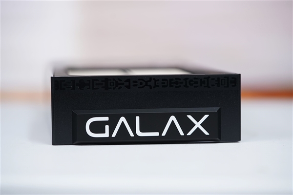 支持磁吸Logo灯！影驰RTX 5060魔刃显卡图赏