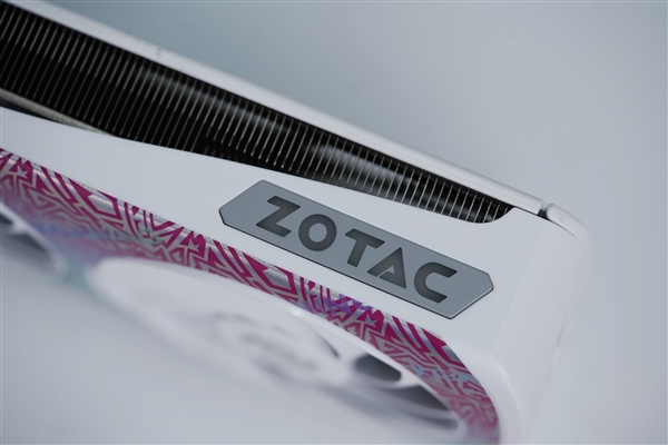 珠光变彩鲜明活泼！索泰RTX 5060 XGAMING OC显卡图赏