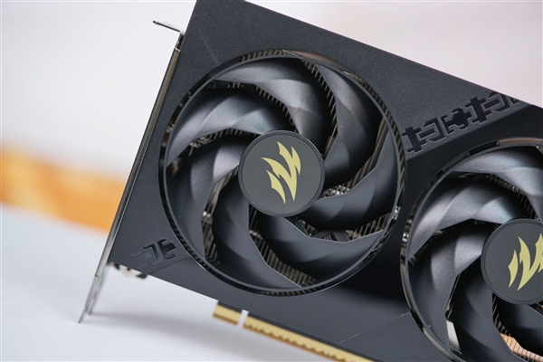 支持磁吸Logo灯！影驰RTX 5060魔刃显卡图赏