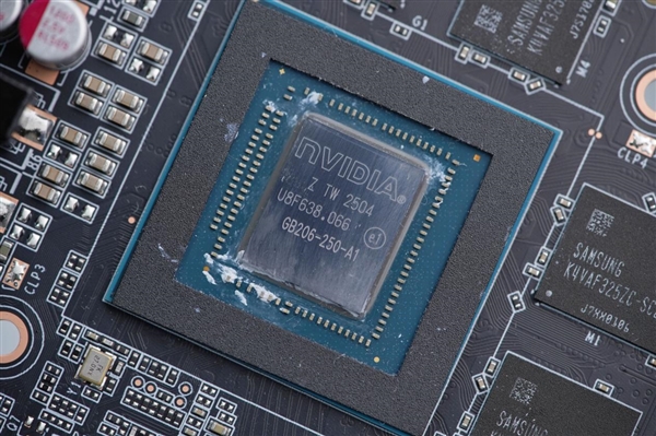 温润如玉！索泰RTX 5060月白显卡图赏