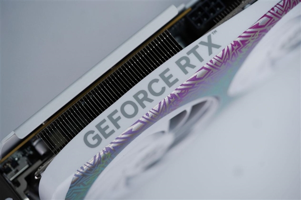 珠光变彩鲜明活泼！索泰RTX 5060 XGAMING OC显卡图赏