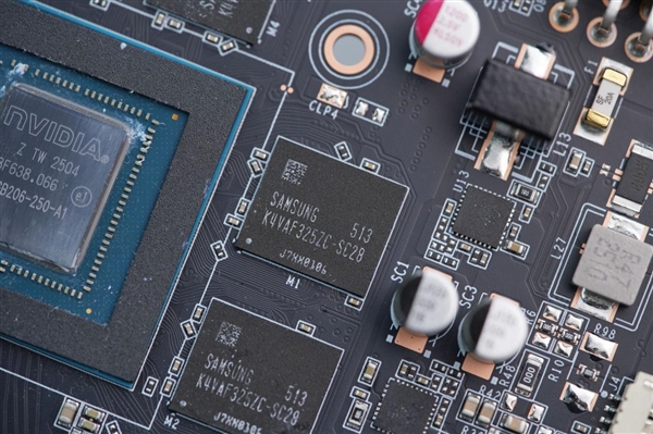 温润如玉！索泰RTX 5060月白显卡图赏