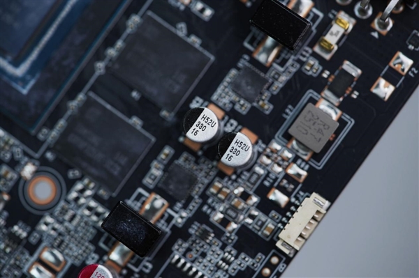 珠光变彩鲜明活泼！索泰RTX 5060 XGAMING OC显卡图赏