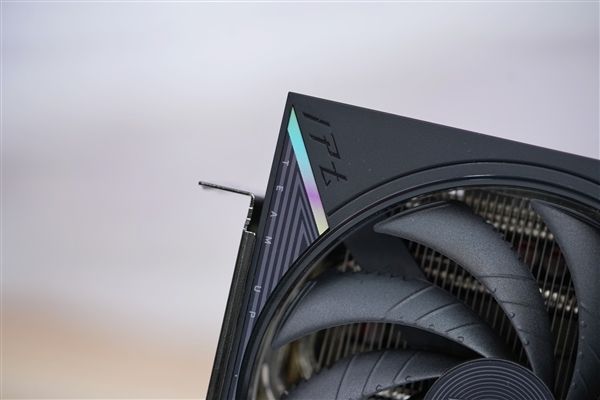 技嘉新甜点卡！小雕AORUS RTX 5060 ELITE 8GB显卡图赏