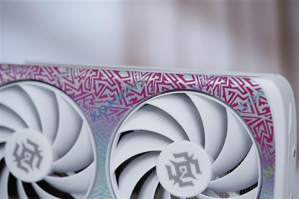 珠光变彩鲜明活泼！索泰RTX 5060 XGAMING OC显卡图赏