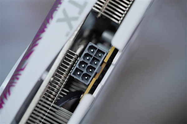 珠光变彩鲜明活泼！索泰RTX 5060 XGAMING OC显卡图赏