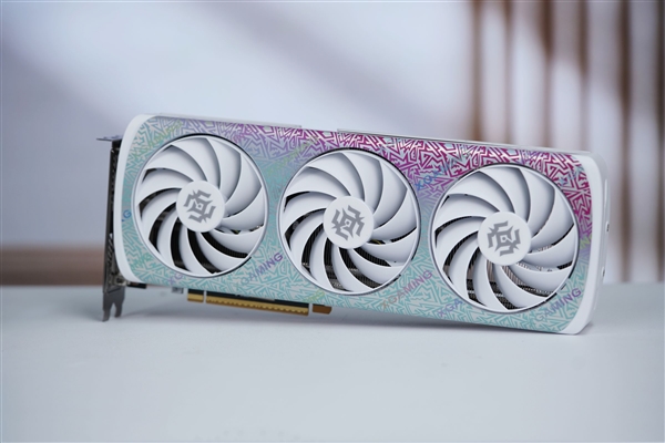 珠光变彩鲜明活泼！索泰RTX 5060 XGAMING OC显卡图赏