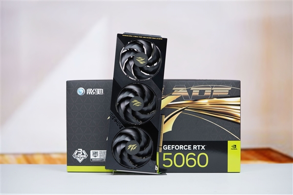 支持磁吸Logo灯！影驰RTX 5060魔刃显卡图赏